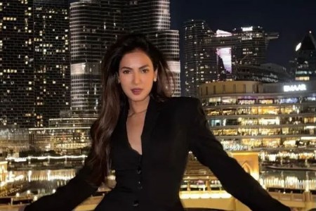 अभिनेत्री सोनल चौहान दुबई विमानतळावर अडकली