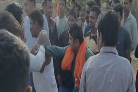 विकृत शिक्षकाची ग्रामस्थांकडून शाळेसमोर धुलाई...(Video)