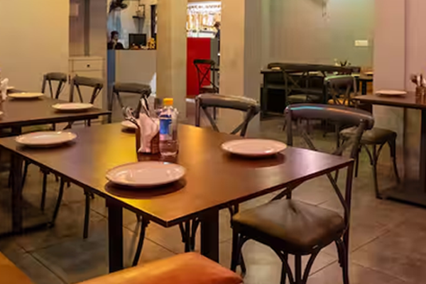 सेलेस्टियर कॅफेवर पोलिसांची धाड