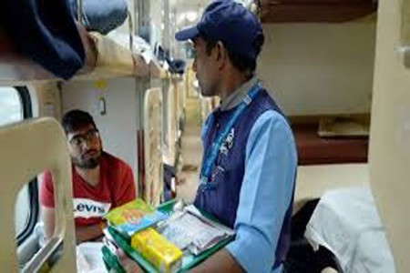 लांब पल्ल्याच्या रेल्वे गाड्यांमध्ये खानपानाच्या सेवांवर तात्पुरता परिणाम