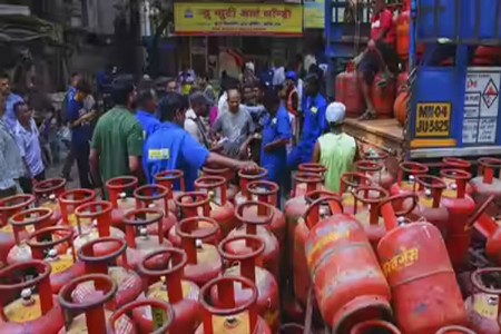 LPG गॅस टंचाईत सायबर ठगांचा धंदा, मुंबईत 26 लाखांचा गंडा