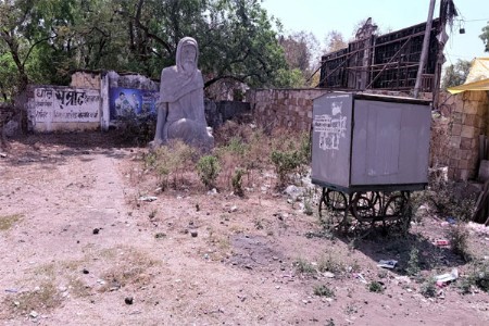 गांधीजींच्या भूमीत विनोबा कचर्‍यात!