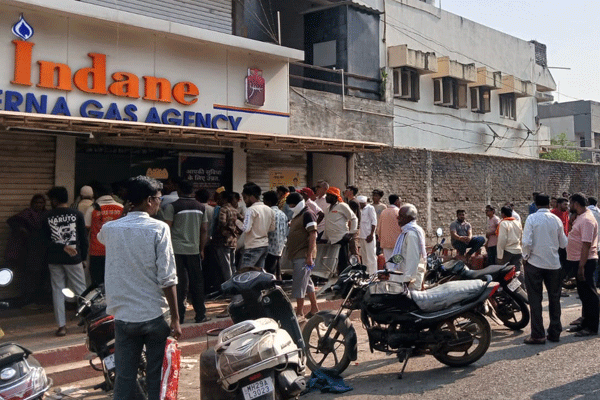 घरपोच सेवा ठप्प : पांढरकवड्यात गॅससाठी नागरिकांची गर्दी