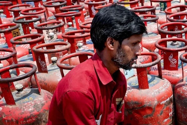 Pimpri-Chinchwad, LPG cylinder shortage, black market