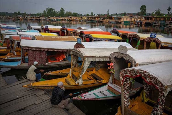 War hits Kashmir tourism War hits Kashmir tourism