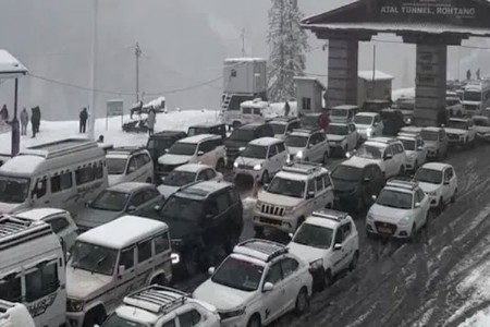 मनालीत जोरदार बर्फवृष्टी; अटल टनेलजवळ हजाराहून अधिक वाहन अडकले