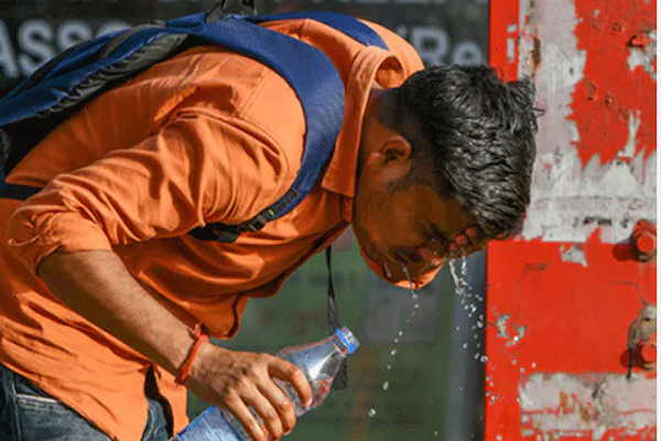 ढगाळ वातावरणामुळे तापमान ३७.६ अंशांवर, उष्णतेच्या लाटेचा इशारा