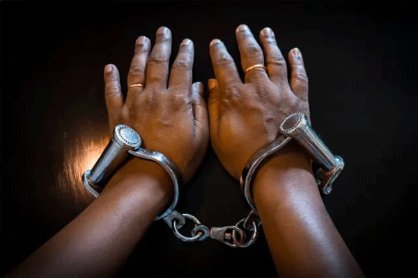 कारागृहातून बाहेर येताच गुंडाचा पिस्तूलसह ‘राडा’