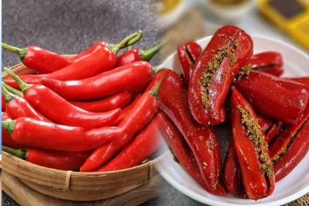 आजीच्या हातचे घरगुती भरलेल्या लाल मिरचीचे लोणचे