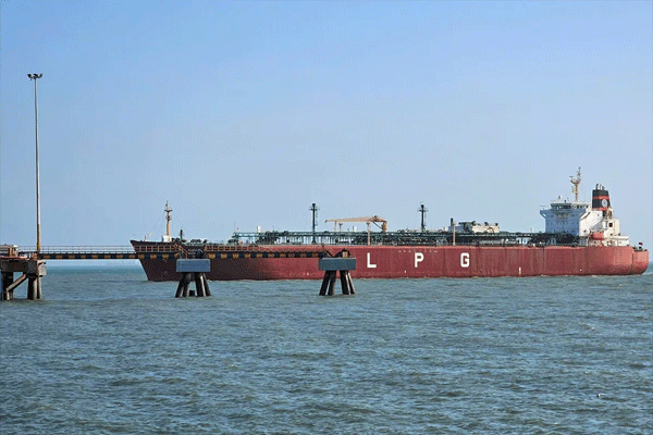 धक्कादायक! २२ भारतीय टँकर १६ लाख टन तेल व एलपीजीसह अडकले