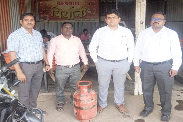 हॉटेल, बार-रेस्टॉरंटमध्ये अवैध घरगुती गॅस सिलेंडर वापरावर धडक कारवाई; 13 सिलेंडर जप्त