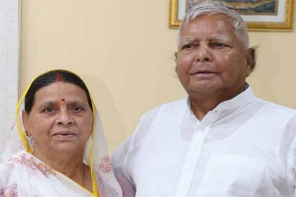 Court slaps Lalu-Rabri