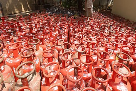 सरकारकडून मोठा दिलासा! मोफत गॅस सिलिंडर