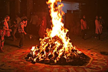 प्रदक्षिणा करताना होलिका दहन करतांना या मंत्रांचा करा जप