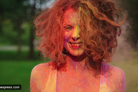 होळीचे रंग तुमचे केस निर्जीव बनवत आहेत का? या ६ टिप्स करतील मदत