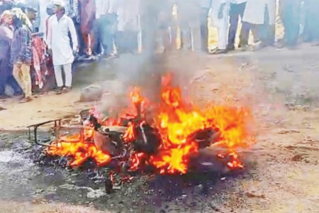 दुचाकीचा अचानक स्फोट : तरुणाचा होरपळून दुर्दैवी मृत्यू