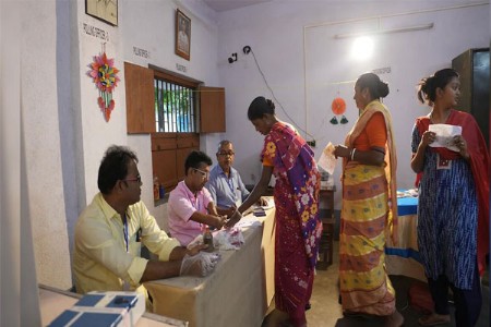 नियम जाहीर... मतदान केंद्रावरच जमा करता येणार मोबाईल फोन