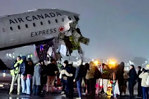 air canada express plane crashes
