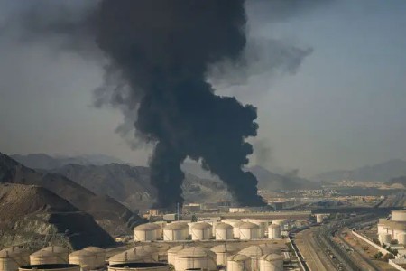 होर्मुझ अल्टिमेटमनंतर इराणच्या ऊर्जा प्रकल्पांवर हल्ले