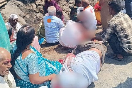 साताऱ्यात भाविकांचे वाहन पलटले