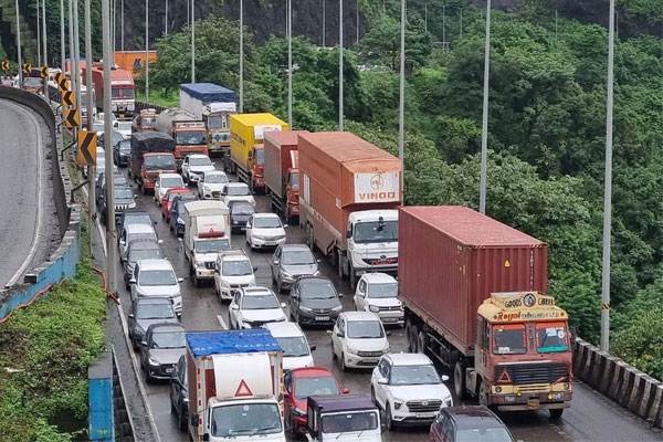 Mumbai Pune Expressway traffic jam
