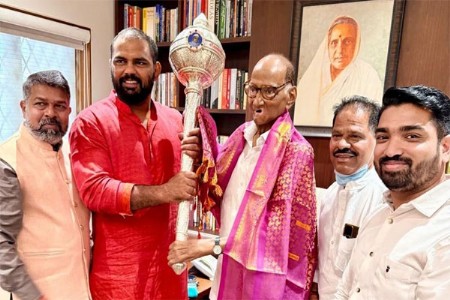 हर्षवर्धन सदगीरला शरद पवार यांची १२ लाखांची मदत