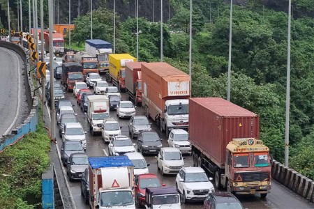 लोणावळा घाटात पुन्हा भीषण वाहतूक कोंडी