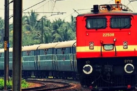 प्रवाशांना लुटणाऱ्या विक्रेत्यांवर कारवाईचा दणका