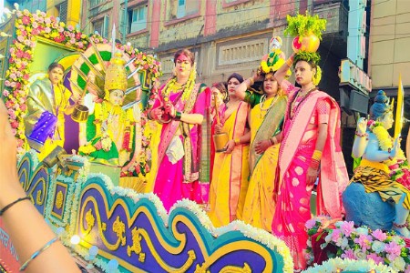 किन्नर समाजाने केला शाेभायात्रेवर पुष्पवर्षाव