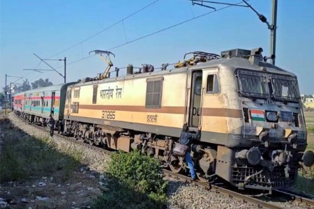 वंदे भारतप्रमाणेच एक्स्प्रेस गाड्यांमध्येही प्रवाशांना मिळणार फॅसेलेटीज