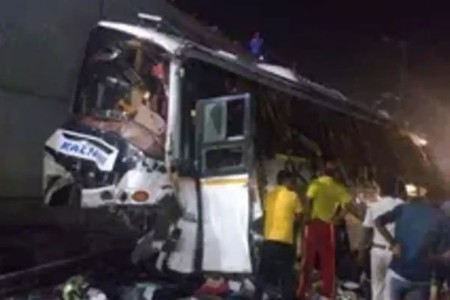 ओडिशात भीषण बस अपघातात ५ ठार