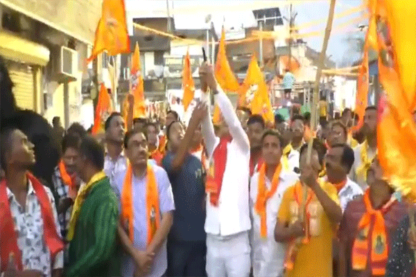 VIDEO: रामनवमीच्या मिरवणुकीदरम्यान आमदाराने झाडली हवेत गोळी; गुन्हा दाखल