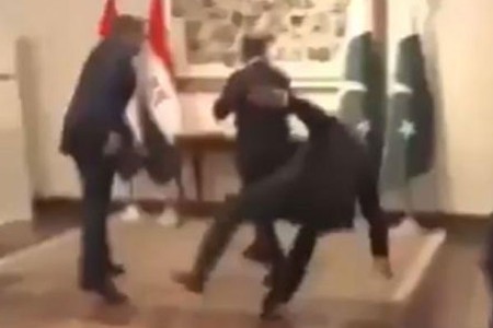 पाकिस्तानचे उपपंतप्रधान अडखळून पडतात तेव्हा....video