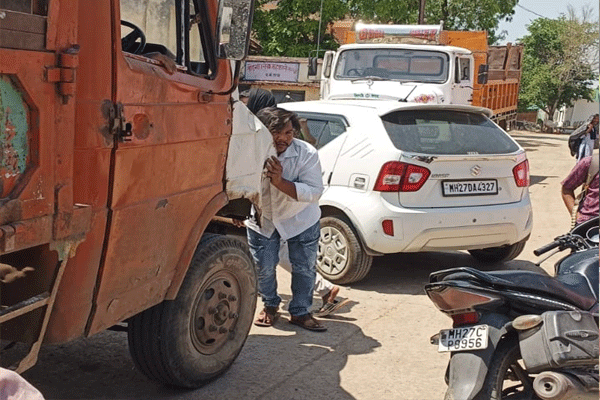वाळू तस्कराची अधिकार्‍याला धक्काबुक्की