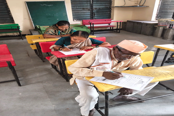 १५९२ असाक्षरांनी दिली परीक्षा