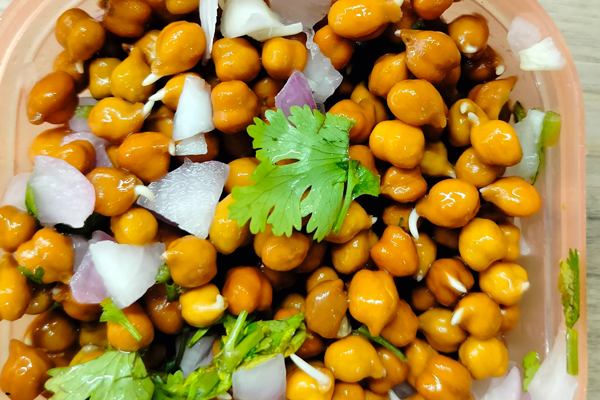 दररोज रिकाम्या पोटी चणे खाल्याने