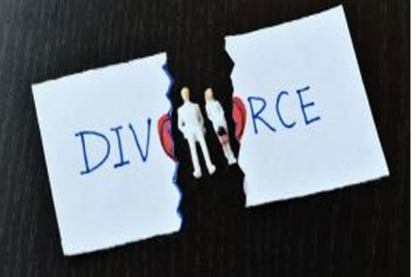 divorce Pune, wife gives husband dowry, unique divorce case, Shivajinagar family court, mutual consent divorce, dowry 50000 INR,