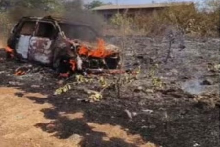 धावत्या कारला भीषण आग चालक गंभीररित्या भाजला