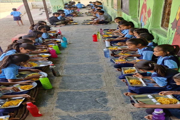 मध्यान्ह भोजनाचा मुख्याध्यापकांच्या खिशाला फटका!