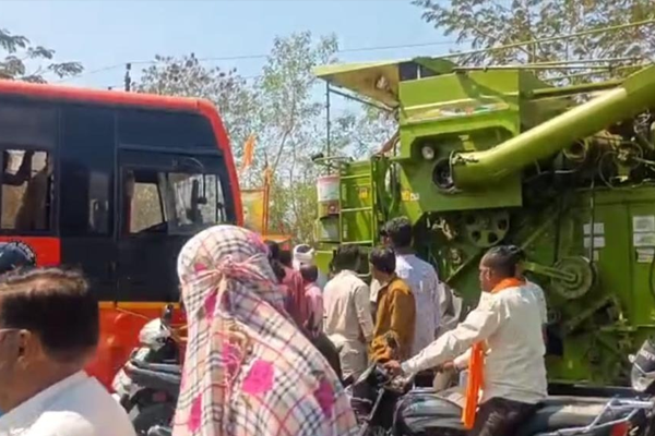 एसटी बस व हार्वेस्टरची समोरासमोर धडक