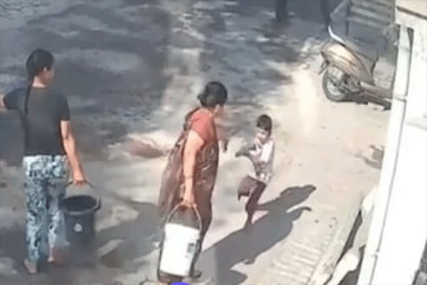 grandmother-pours-boiling-water-on-grandson