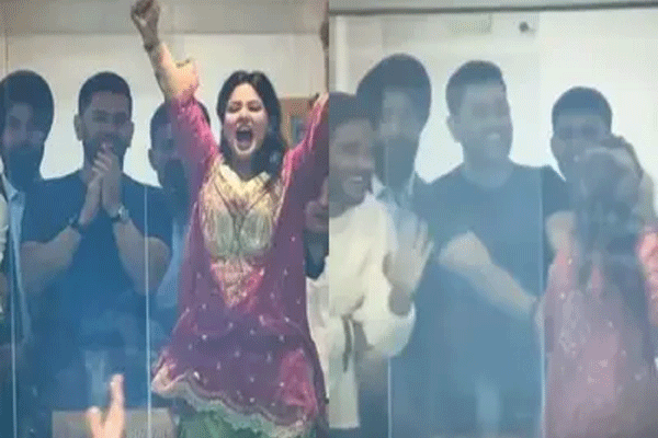 sakshi-jumping-during-live-match