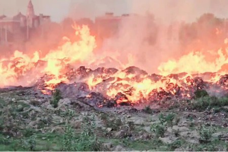 कचरा डेपोला भीषण आग... धुराने वाहतूक विस्कळीत