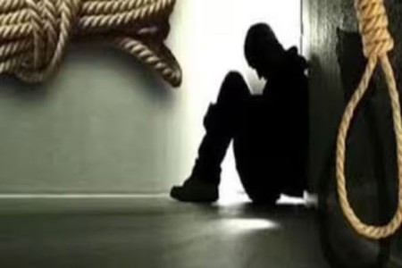 कॉलेजच्या HOD ची गळफास घेऊन आत्महत्या