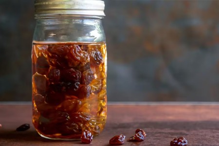 सकाळी एक ग्लास कोमट पाणी आणि भिजवलेले मनुके पिण्याचे काय फायदे आहेत?