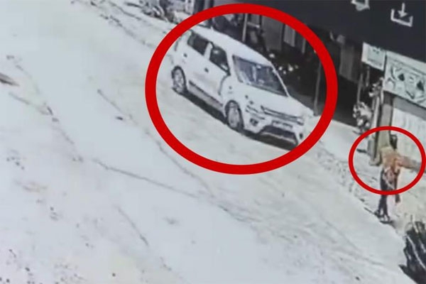  Pune car accident woman death