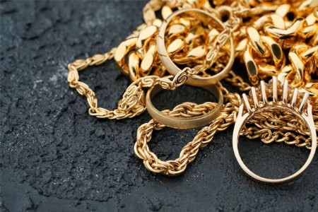 मुंबई विमानतळावर कोट्यवधींच्या सोन्यासह २६ जण अटकेत