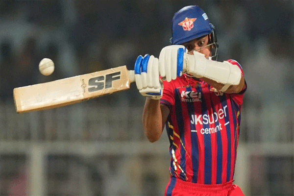 VIDEO: मुकुल चौधरीच्या अनोख्या षटकाराने येईल चक्कर!