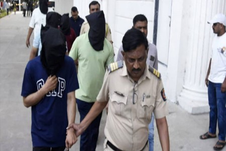 आयटी कंपनीतील ‘लव्ह, लिपस्टिक आणि बुरखा’