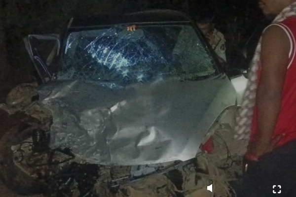 कांकेरमध्ये दोन स्विफ्ट कारची टक्कर कांकेरमध्ये दोन स्विफ्ट कारची टक्कर